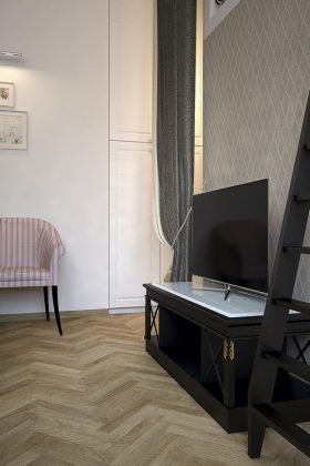 Kai durims nelieka vietos, o erdves norisi atskirti, puikiai tinka užuolaidos. Šiuo atveju tekstilės draperijos papildo klasikinės stilistikos interjerą ir suteikia jam jaukumo.