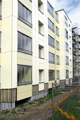 Lyginant struktūriniu tinku ir plokštėmis uždengtą vėdinamą fasadą, galima drąsiai teigti, kad plokštines prižiūrėti - pakeisti, perdažyti, nuvalyti - yra kus kas lengviau.