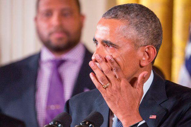 Šių metų sausį B. Obama su ašaromis akyse ragino Kongresą paremti griežtesnę ginklų kontrolę. (Vida Press nuotr.)