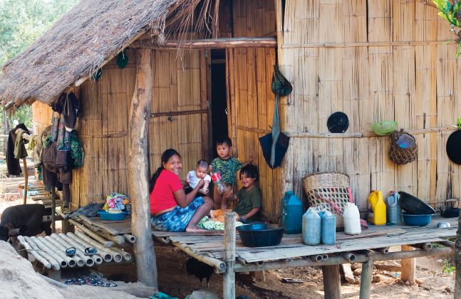 Sostinėje dirbančios merginos finansiškai remia provincijoje likusias šeimas. (Vida Press nuotr.)