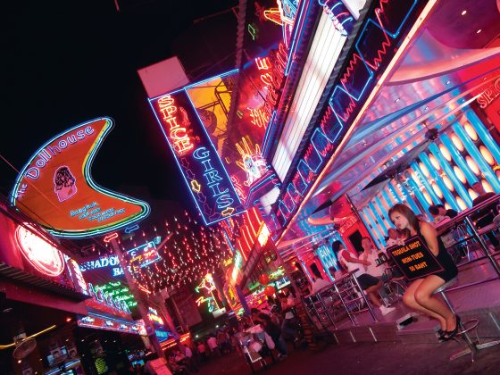 Menkai apsirengusios ir gausiai išsidažusios merginos laukia užsieniečių. (Vida Press nuotr.)