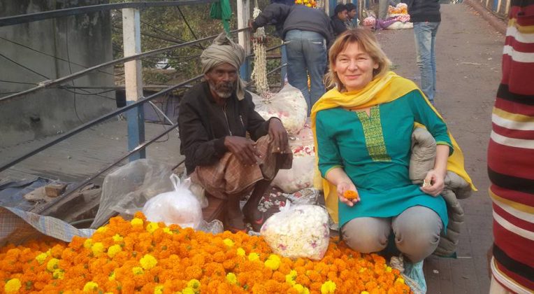 I.Žvinakienė turėjo progą apsilankyti Kalkutos gėlių turguje. Nuo spalvų ir kvapų raibo akys, tačiau tai neužgožė Indijos gatvės šiukšlynų vaizdų.  Asmeninio archyvo nuotr.