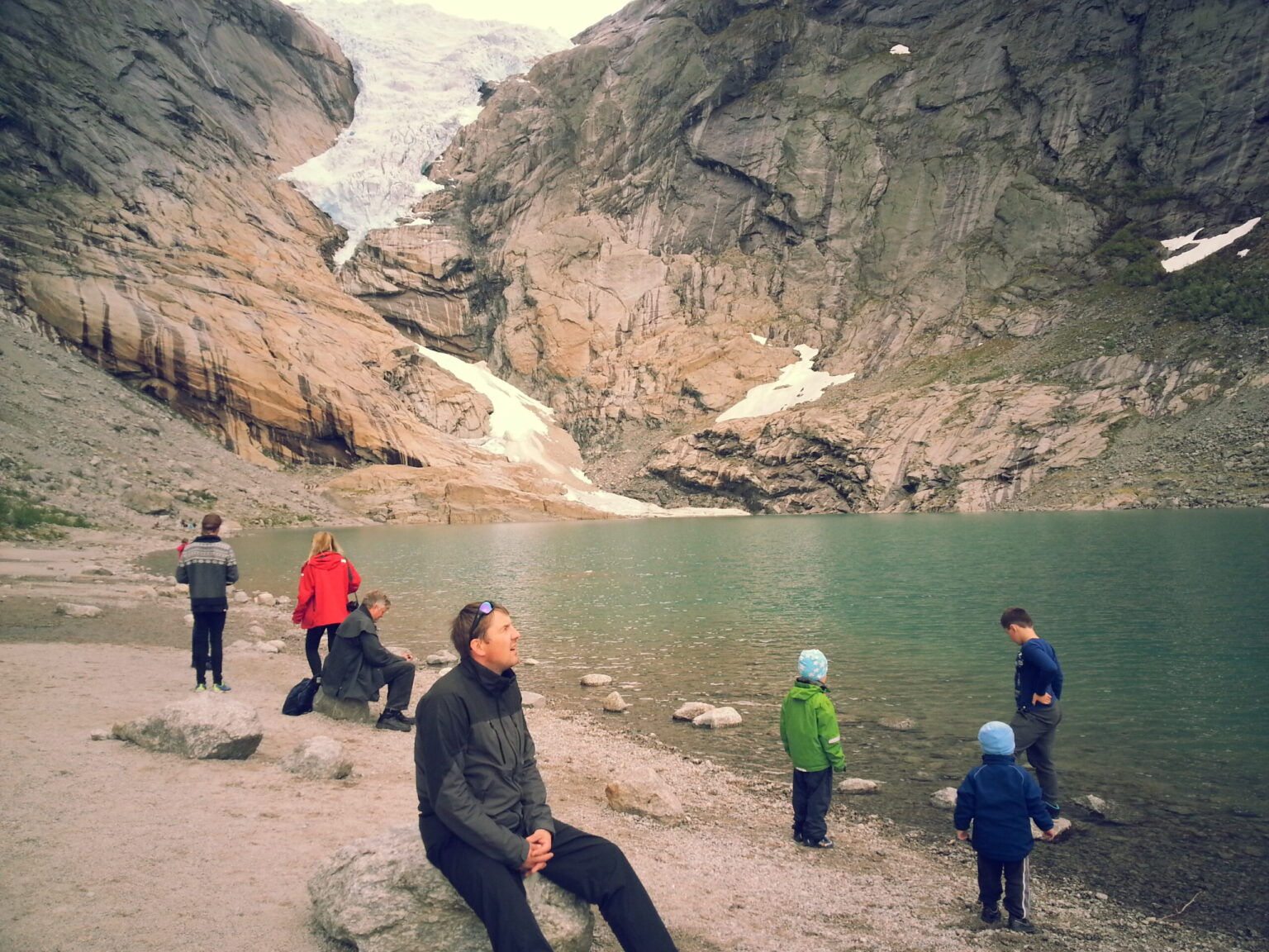 Panevėžio rajono gyventojo Rolando Šidlausko poelgis stebina ne vieną. Vyras su šeima susikrovė daiktus ir iš emigrantų pamiltos Norvegijos grįžo į gimtinę. Grįžus gyvenimas saldesnis netapo, tačiau Šidlauskų šeima optimizmo nepraranda.