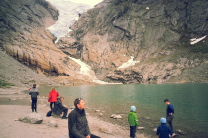 Panevėžio rajono gyventojo Rolando Šidlausko poelgis stebina ne vieną. Vyras su šeima susikrovė daiktus ir iš emigrantų pamiltos Norvegijos grįžo į gimtinę. Grįžus gyvenimas saldesnis netapo, tačiau Šidlauskų šeima optimizmo nepraranda.