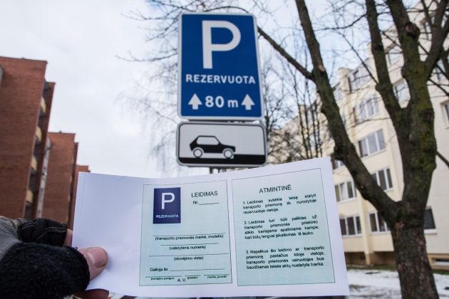 Už šio ženklo automobilius statantiesiems reikalingas štai toks užpildytas leidimas.