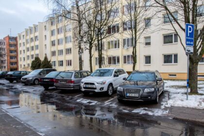Statydama savo automobilį daugiabučio, kuriame gyvena, kieme, dabar Panevėžyje gyvenanti šiaulietė sulaukė ne tik perspėjimų, bet ir gavo baudą.