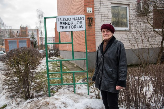 Aukštaičių gatvės 78 namo pirmininkė D. Liaudanskienė tvirtina kelis kartus siūliusi O. Tvaronaitei eiti pas kaimynus, paimti iš jų leidimus ir turėti. 