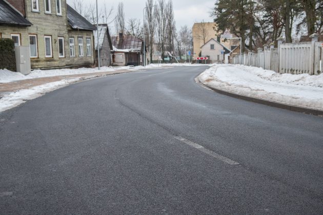Nors J.Tilvyčio gatve eismas atidarytas visai neseniai, tačiau daugelyje vietų baigia nusitrinti horizontalusis žymėjimas.