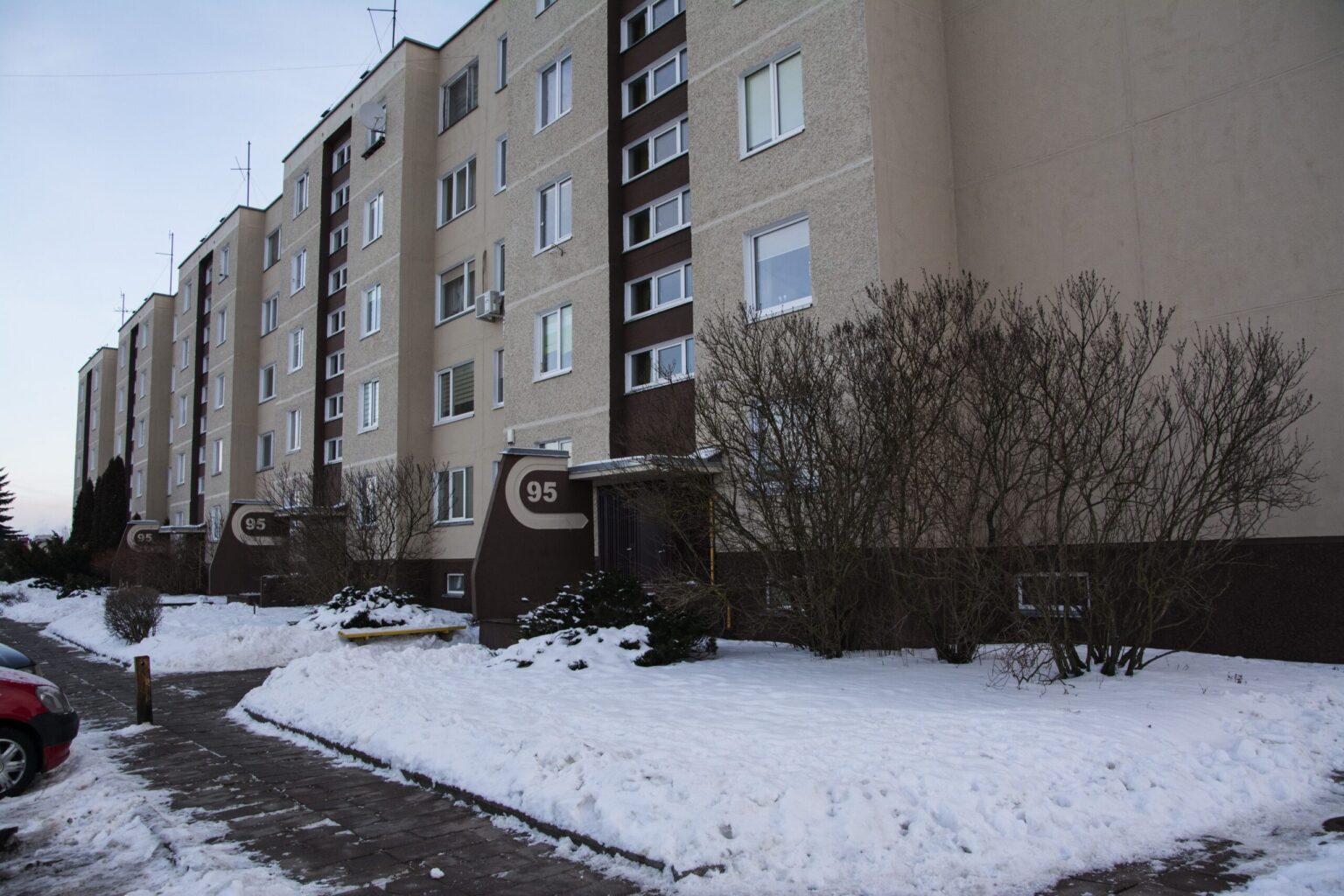 Skandalas į kurį pakliuvo panevėžiečių išrinkta Seimo narė Greta Kildišienė įgauna vis didesnį pagreitį. Nors parlamentarė pasiryžo akistatai su žiniasklaida, klausimų liko daugiau, nei sužinota atsakymų.