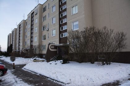 Skandalas į kurį pakliuvo panevėžiečių išrinkta Seimo narė Greta Kildišienė įgauna vis didesnį pagreitį. Nors parlamentarė pasiryžo akistatai su žiniasklaida, klausimų liko daugiau, nei sužinota atsakymų.