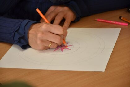 Nors Lietuvoje dailės terapija dar tik žengia pirmuosius žingsnius, Vakaruose spalvinimo knygos suaugusiesiems ar terapiniai dailės užsiėmimai – itin populiarūs.