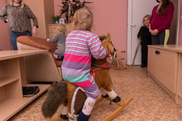 Dvidešimt penkerius metus veikiantys Šeimos namai yra didžiausi Panevėžyje patekusiųjų į bėdą gelbėtojai. Čia su mamomis atsidūrusiems vaikams ramiau ir saugiau nei tikruosiuose namuose.