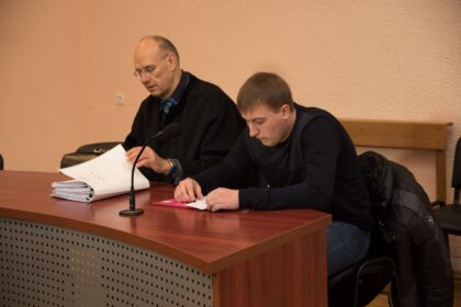 Prieš pusantrų metų Panevėžio rajone įvykęs tragiškas eismo įvykis vėl prisimenamas teisme. Į teisiamųjų suolą sėdo vieną vyrą pražudęs, du sužalojęs ir kelis automobilius apgadinęs avarijos kaltininkas. Savo kaltės jis neneigia ir žalos atlyginti neatsisako.