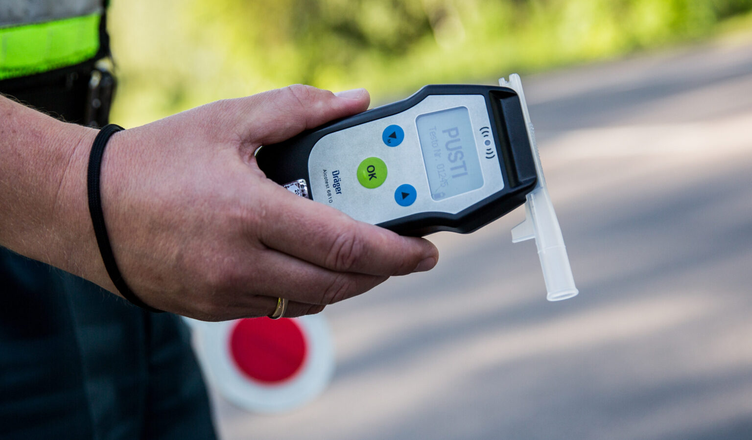 Neblaivūs vairuotojai. Baudžiamosios atsakomybės grėsmė neatbaido noro prie automobilio vairo sėsti neblaiviam.