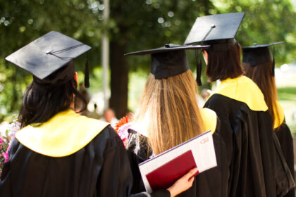 Bandantieji mokslo įstaigoms pateikti ne pačių rašytus, o pirktus darbus privalės mokėti triženkles baudas.