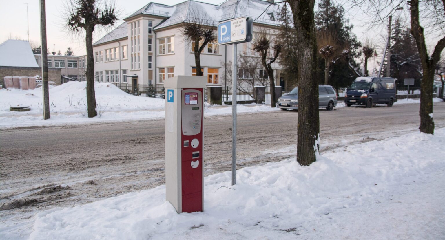 Savaitgalį chuliganai suniokojo parkomatą Panevėžio centre – į pinigus renkantį aparatą įmetė petardą.