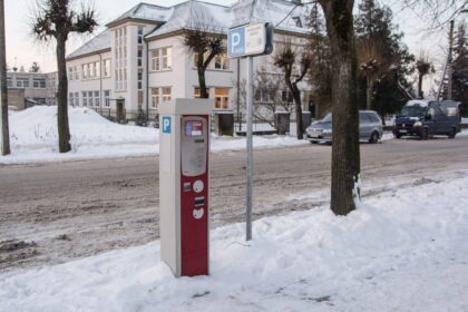 Savaitgalį chuliganai suniokojo parkomatą Panevėžio centre – į pinigus renkantį aparatą įmetė petardą.
