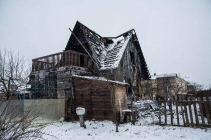 Po savaitgalį Paįstrio seniūnijoje kilusio gaisro sudegusio namo savininkams liko tik automobilis ir drabužiai, kuriuos jie dėvėjo tą vakarą.