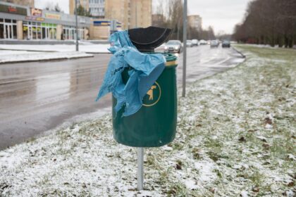 specialios šiukšlių dėžės, skirtos mesti šunų ekskrementams.