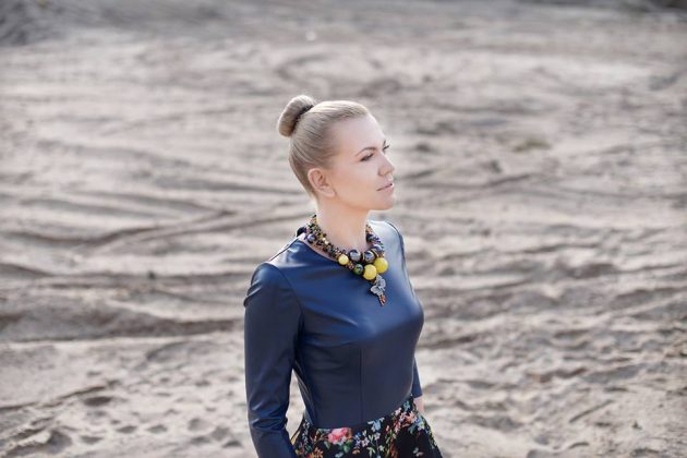  Į grožio pasaulį panirusi moteris nešioja tik savo pačios kurtus papuošalus. Kitų prisijaukinti ji vis dar nesugebanti. Asmeninio archyvo nuotr. 