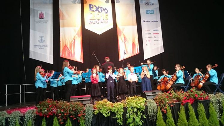 V. Mikalausko menų gimnazijos kameriniam orkestrui vadovaujantis J. Mačys sako, kad vaikai noriai lipa ant scenos, tačiau galimybių pagroti panevėžiečiams jie kol kas daug neturintys.