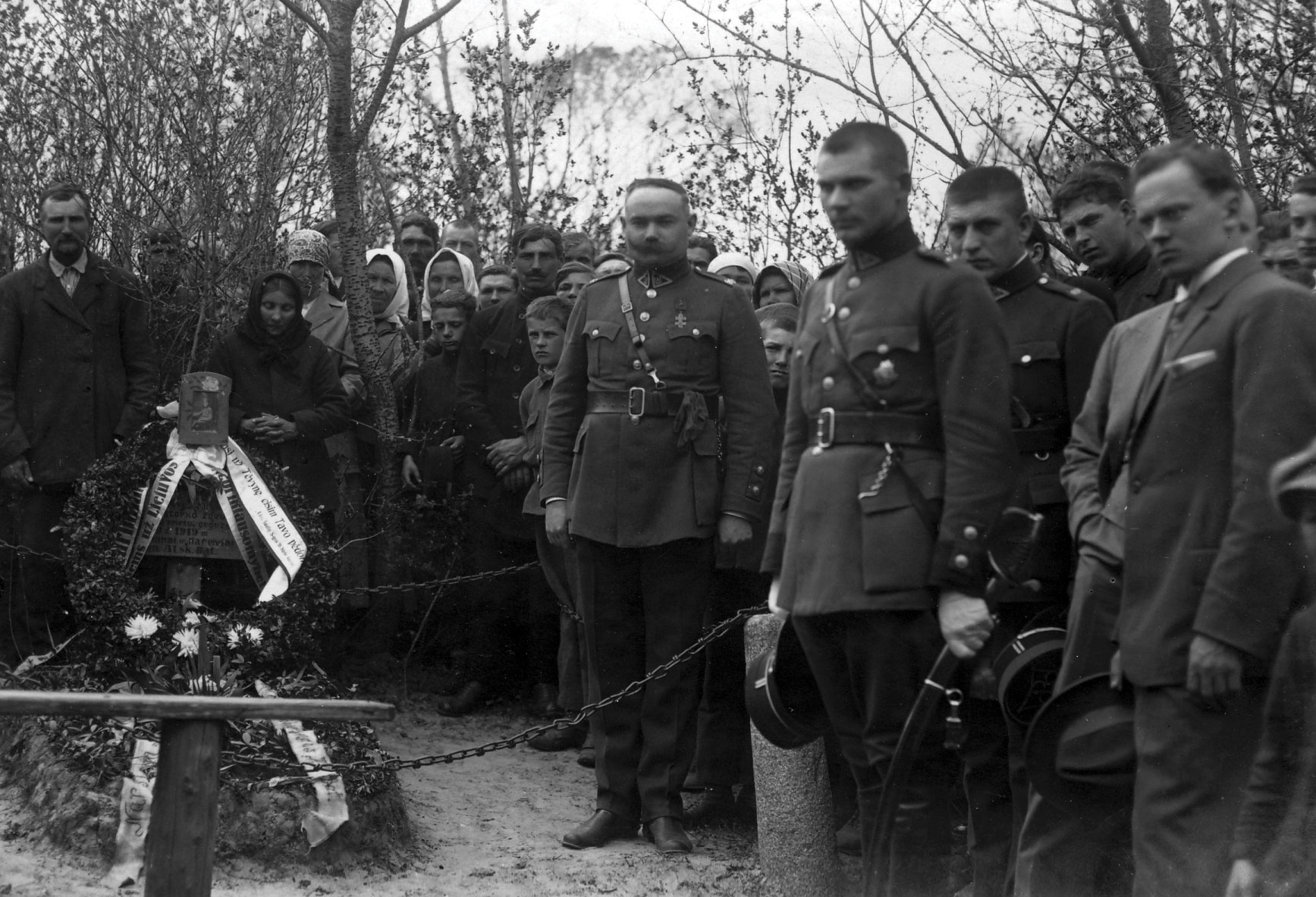 1919-aisiais kautynėse Ėriškių laukuose žuvusio Lietuvos kariuomenės karininko Jono Nastopkos perlaidojimas Biržuose 1920 metais. Su karininko kardu – Jonas Variakojis. 