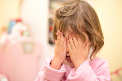 Antradienį Vilniaus rajone esančiame Mostiškių kaime neblaivi motina su peiliu puolė jos vaiko paimti atvykusią vaiko teisių apsaugos darbuotoją. Peilį iš jos rankų išmušė policininkas.