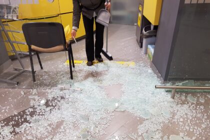 Apsilankymas pašto skyriuje, įsikūrusiame netoli autobusų stoties esančiame prekybos centre „Iki“, panevėžietei vos nesibaigė skaudžia nelaime.