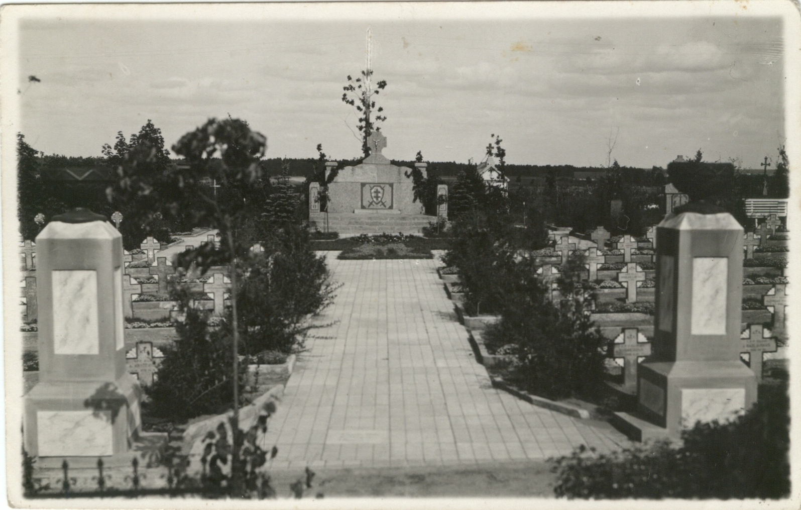 Paminklas žuvusiems savanoriams Ramygalos gatvės kapinėse Panevėžyje. 