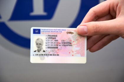 Nors „Regitra“ kone ištisus metus ragino gyventojus neskubant pasikeisti seno pavyzdžio vairuotojų pažymėjimus, tačiau nemaža dalis jų nepasikeitę iki šiol.