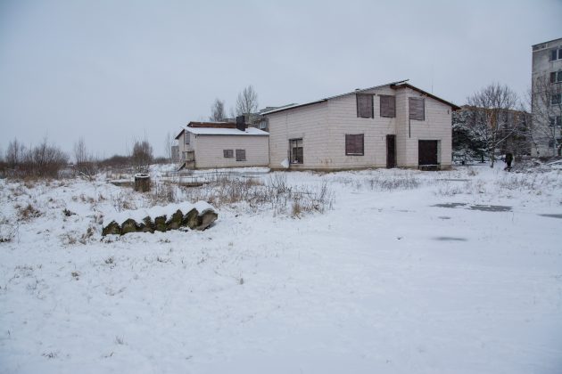 Nebaigta statybvietė tapo paauglių ir benamių susibūrimo vieta. T. Šiaudinio nuotr. 