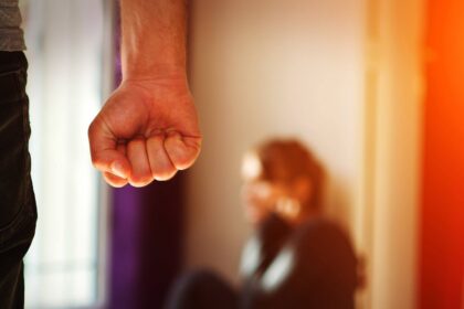 Sūnus prieš motiną, brolis prieš brolį, vyras prieš žmoną – kovos šeimoje niekaip nesiliauja. O alkoholis tik dar labiau jas pakursto.