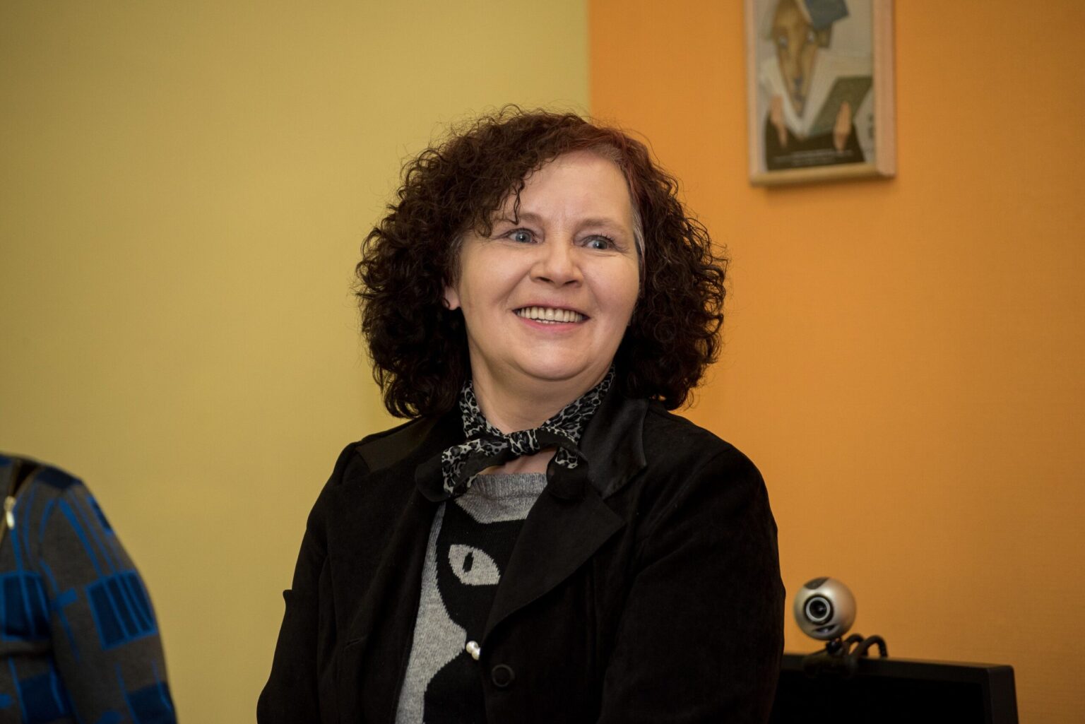 „Juodos katės pėdsakai“, – taip paslaptingai pavadinta Eglės Lipskienės tapybos darbų paroda šiuo metu veikia bibliotekoje „Šaltinėlis“.