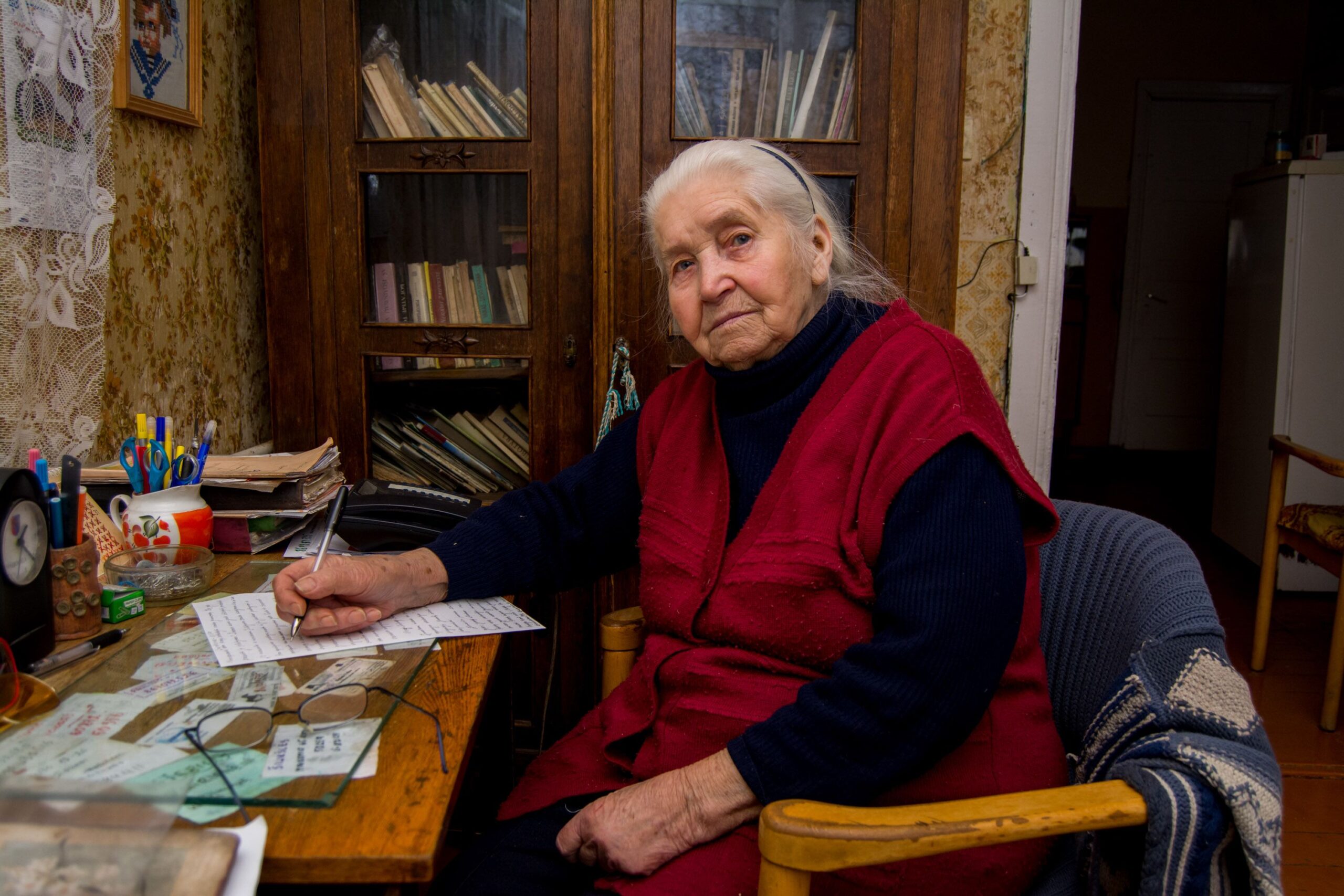 E. Brajinskienė kruopščiai užsirašo kiekvieną dainą, pasaką, patarlę. 