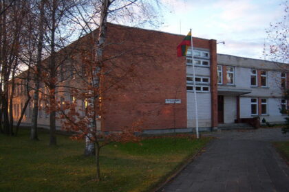 Mažėjantis gimstamumas ir dideli emigracijos rodikliai skaudžiai kerta ne tik šalies ekonomikai. Panevėžio rajone uždaroma Geležių pagrindinė mokykla.