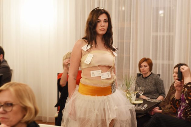 Jurkevičiai šį kartą gurmanišką skonį sujungė su mada. Pasak J. Jurkevičienės, ji yra dizainerė, o ne vien gastronomijos specialistė ar knygų rašytoja. (M. Blinstrubytės nuotr.)