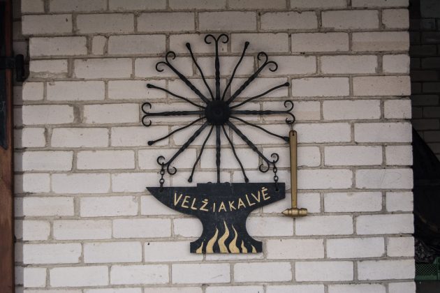 Prie įėjimo į Sauliaus Kronio kalvę. 