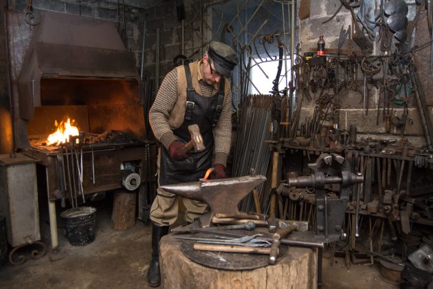 Kol metalas įkaitęs, su juo reikia dirbti greitai ir tiksliai.