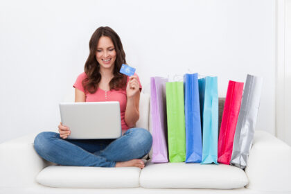 Perkantieji internetu dažnai ieško geriausios kainos, tačiau vien jos gali neužtekti, jeigu norima pritraukti ir išlaikyti pirkėjus. Negavęs tinkamo įspūdžio, reikiamos techninės informacijos, naudingo patarimo ar pagalbos, kitaip tariant – geros apsipirkimo patirties, pirkėjas elektroninėje parduotuvėje neužtruks ir vėliau į ją nebegrįš. Tai ką gi reikia daryti, kad lankytojas prekes ne tik apžiūrėtų, bet ir įsigytų?