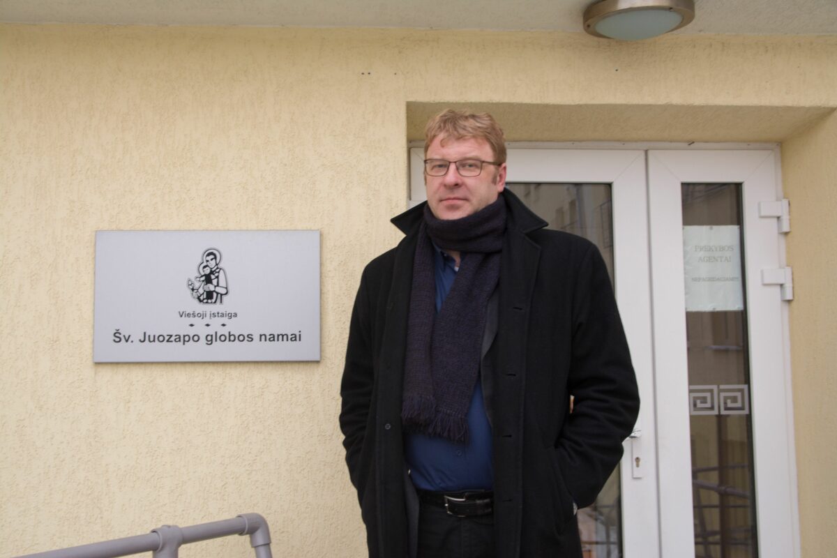 Anot P. Skrudupio, kiekvieno, praveriančio "Betliejaus" duris, istorija kitokia. Nemažai žmonių jam yra atviravę, jog niekada nebūtų patikėję kažkada prašysiantys maisto. „Sekundės“ nuotr.