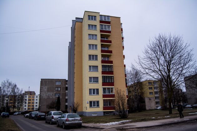 Nuo Ateities gatvės 28 devynaukščio stogo laidai buvo nutiesti ir į kitus daugiabučius. T. Šiaudinio nuotr.