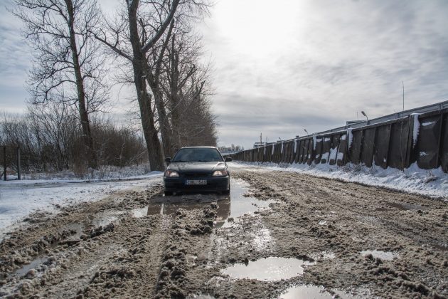 Rėklių g. gale įsikūrusių trijų sodininkų bendrijų savininkai nuogąstauja, kad jau dabar sunkiai įveikiamas kelias netrukus taps visai neišvažiuojamas. T. Šiaudinio nuotr. 