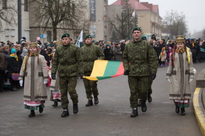 Svarbiausią valstybės šventę – Vasario 16-ąją šimtai panevėžiečių minėjo drauge vieningai giedodami tautišką giesmę Laisvės aikštėje.