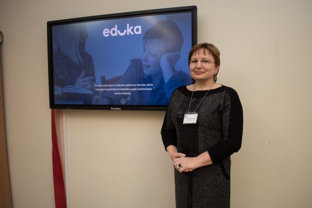 Nors konkursą laimėjo gimnazijos direktorius, 4000 eurų vertės prizas atiteko informacinių technologijų mokytojai E. Davidonytei. T. Šiaudinio nuotr.