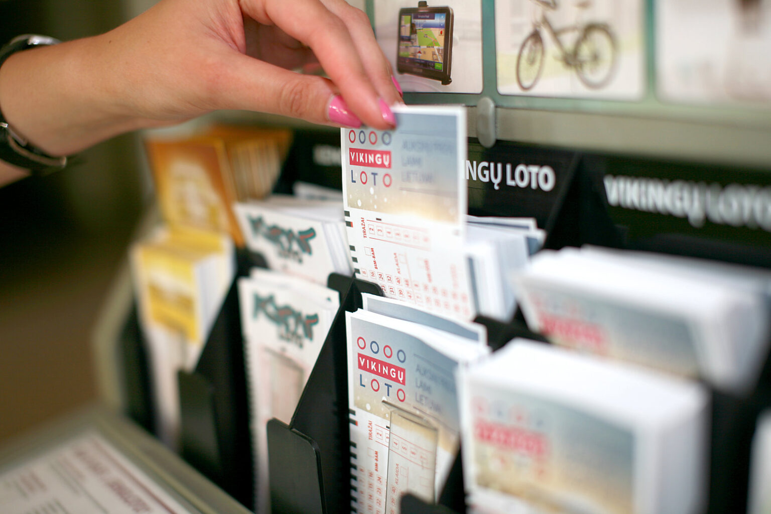 Trečiadienį apie 19 valandą į Nemuno gatvėje esančią maisto prekių parduotuvę atėję du nepažįstami jaunuoliai nuo prekystalio pavogė šešis loterijos bilietus ir pabėgo. Nuostolis – 18 eurų.