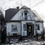 Ketvirtadienio popietę Panevėžyje ugniagesiai skubėjo gesinti Lakštingalų gatvėje degančio dviejų aukštų medinio gyvenamojo namo.