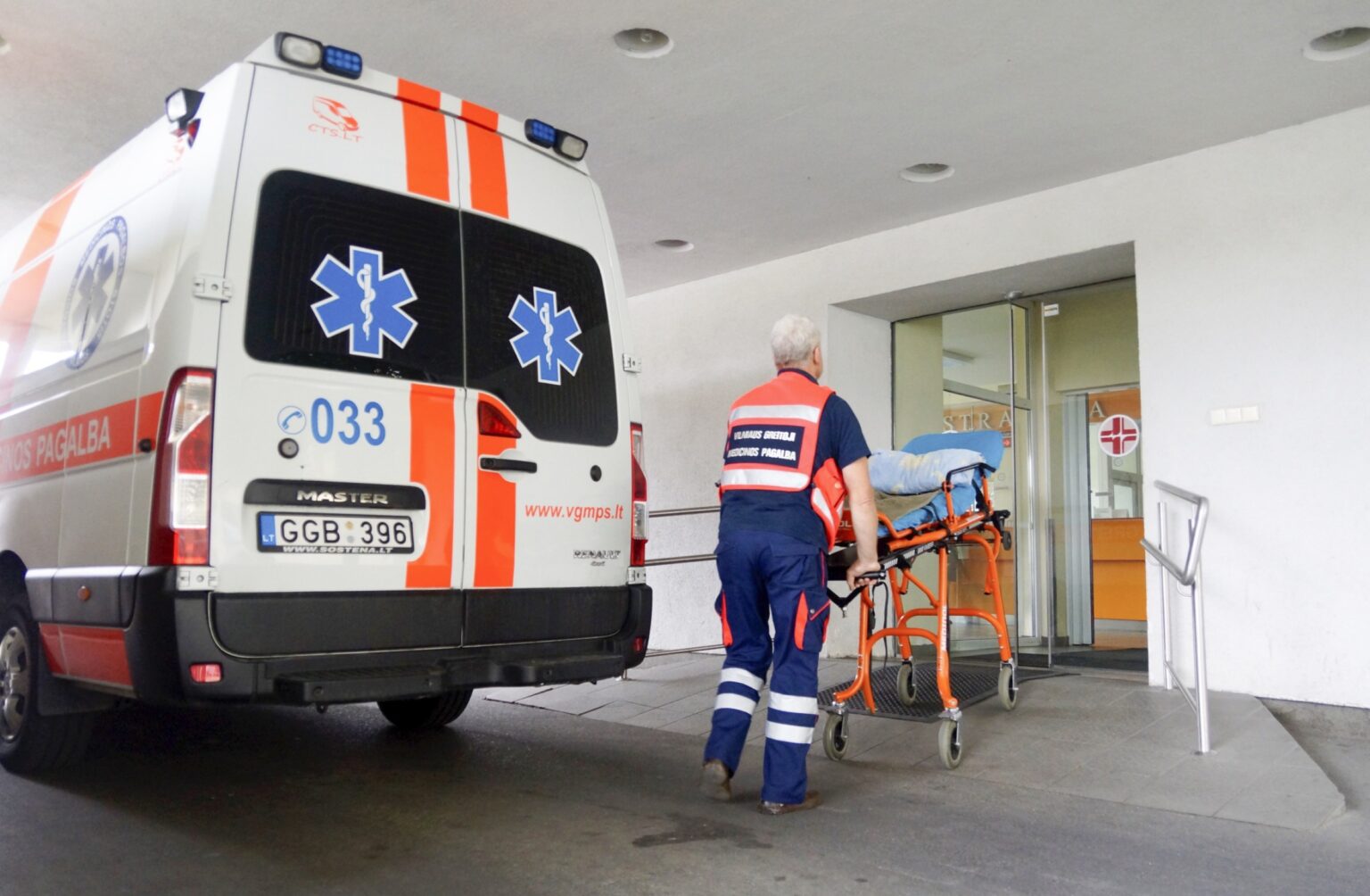 Ketvirtadienį Senamiesčio gatvėje esančios bendrovės „Tetas“ teritorijoje darbuotojams iš automobilio iškraunant metalines konstrukcijas, viena krito ir prispaudė 55 metų vyrą.