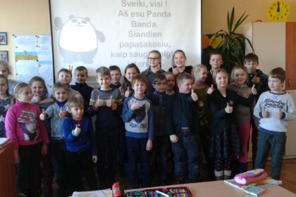 Projekto „Saugus internete“ šūkis – „Skatinkime pokyčius: vienykimės dėl geresnio interneto“ . Ir iš ties – visa Panevėžio „Ąžuolo“ progimnazija susivienijo.