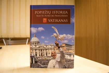 Skaitytojų dėmesiui pateikiama šiais metais išleista vertinga, gausiai iliustruota knyga „Popiežių istorija. Nuo Šv. Petro iki Pranciškaus. Vatikanas“.
