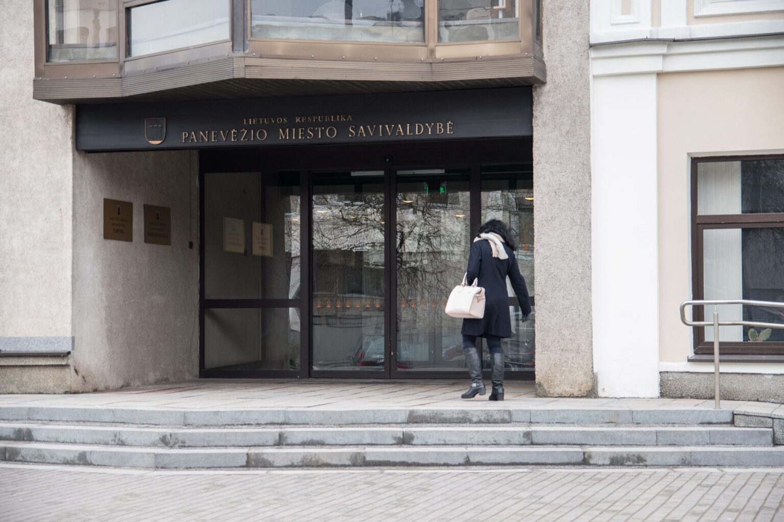 Panevėžio apylinkės teismas grąžino darbą praėjusiais metais iš miesto savivaldybės dėl reorganizacijos atleistai specialistei Lilijanai Sandienei.